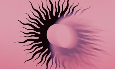 Em Silver bleeds the black sun…, o AFI troca o emo e o hardcore pelo pós-punk gótico e darkwave, entre acertos sonoros e alguma repetição.