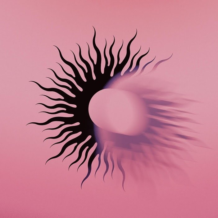 Em Silver bleeds the black sun…, o AFI troca o emo e o hardcore pelo pós-punk gótico e darkwave, entre acertos sonoros e alguma repetição.