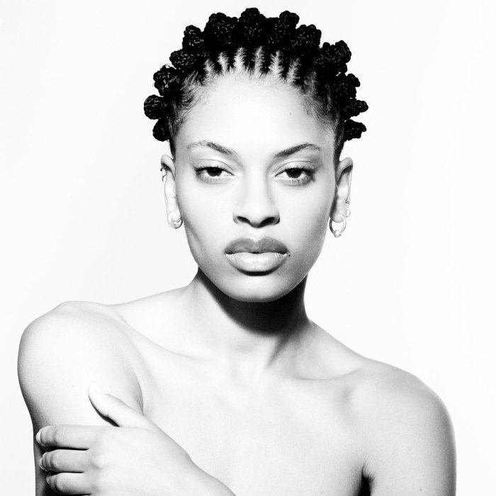 Em Tether, Annahstasia transforma sua voz em instrumento de um folk celestial e soul introspectivo, cheio de silêncios, sensibilidade e beleza rara.