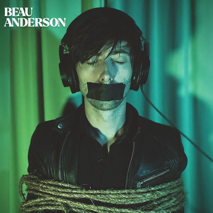 Beau Anderson mistura stoner, metal alternativo e glam rock em um EP intenso, com peso, ironia e boas melodias.