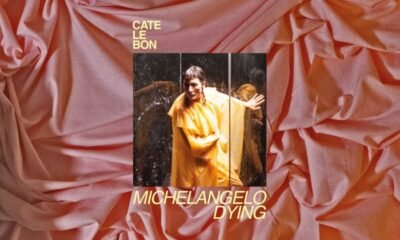 Em Michelangelo dying, Cate Le Bon transforma o fim de um amor em arte surrealista: folk, dor, beleza e arranjos que sangram com elegância.