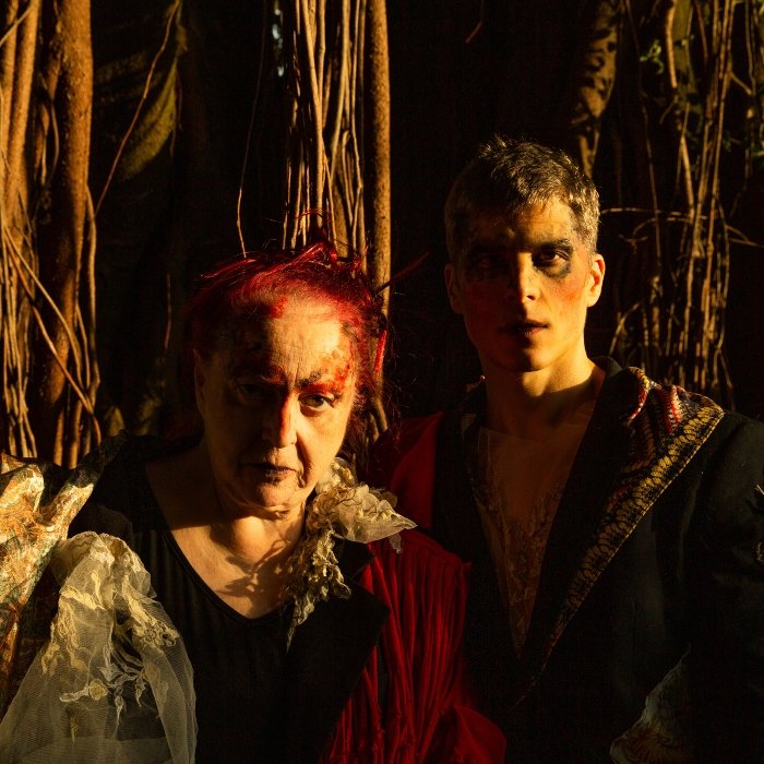 Cida Moreira e Rodrigo Vellozo unem teatro, samba e drama em Com o coração na boca, trocando forças: ela ganha leveza, ele, fúria e paixão.