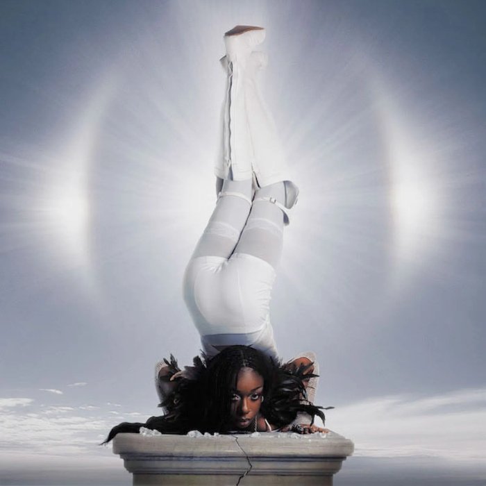Debby Friday mistura eletrônica dos anos 1980-2000 com sombras e luz, criando synthpop, house e momentos experimentais em seu segundo álbum, The starrr of the queen of life.