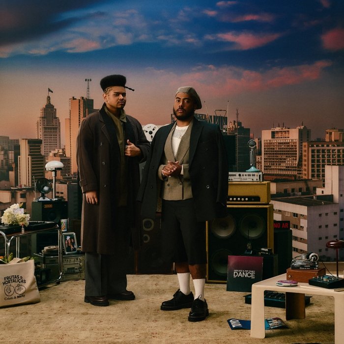 Em Deekapz FM, a dupla Deekapz transforma o rádio em pista de dança e memória afetiva, misturando funk, pop, drum’n’bass e emoção.