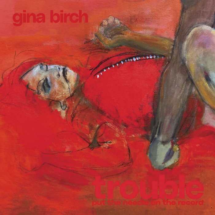 A ex-Raincoats Gina Birch lança Trouble, disco pós-punk intenso e experimental, com ecos de dub, gospel e humor sombrio sobre o tempo e a vida.