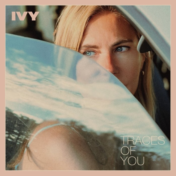 Traces of you, novo do Ivy, revive demos antigas com emoção e leveza pop, marcado pela ausência de Adam Schlesinger.