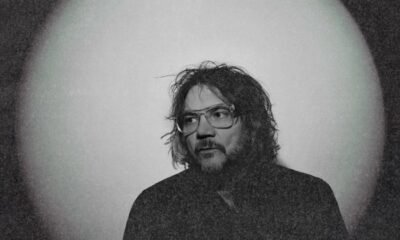 Jeff Tweedy lança Twilight override, álbum triplo que mistura country-rock e introspecção à la Wilco, Dylan e Harrison — bonito, ainda que exaustivo.