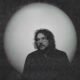 Jeff Tweedy lança Twilight override, álbum triplo que mistura country-rock e introspecção à la Wilco, Dylan e Harrison — bonito, ainda que exaustivo.