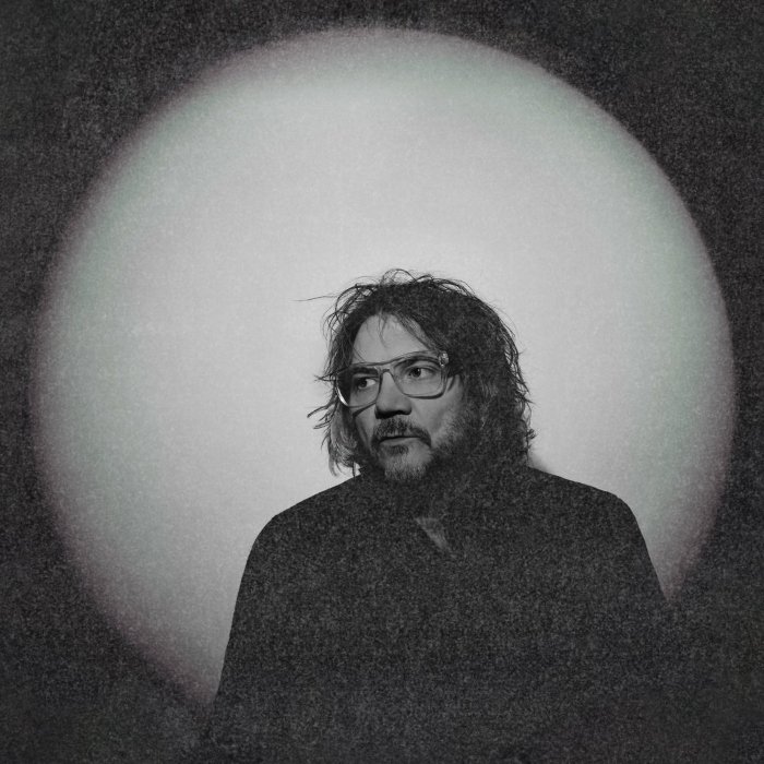 Jeff Tweedy lança Twilight override, álbum triplo que mistura country-rock e introspecção à la Wilco, Dylan e Harrison — bonito, ainda que exaustivo.