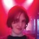 Joanne Robertson lança Blurrr, álbum de folk lo-fi e fantasmagórico, entre improvisos, ecos e dream pop sombrio, com letras noturnas e poéticas.
