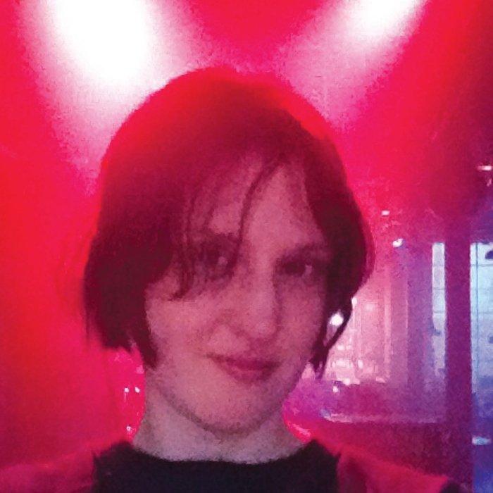 Joanne Robertson lança Blurrr, álbum de folk lo-fi e fantasmagórico, entre improvisos, ecos e dream pop sombrio, com letras noturnas e poéticas.