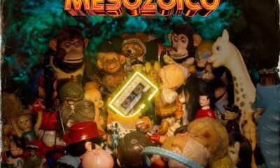 Em Karnak mesozóico, André Abujamra cria a “pré-história” da banda com humor e crítica, misturando tecnopop, pós-punk e brasilidades.