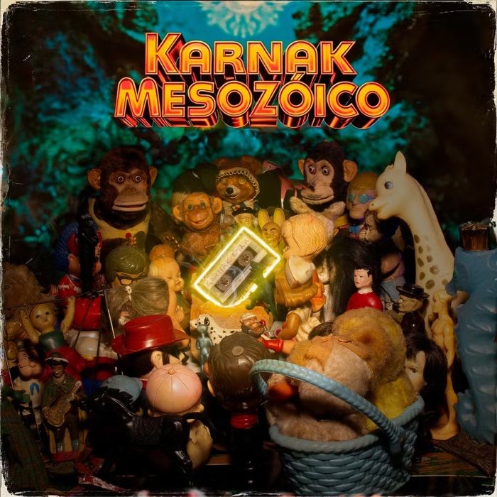Em Karnak mesozóico, André Abujamra cria a “pré-história” da banda com humor e crítica, misturando tecnopop, pós-punk e brasilidades.