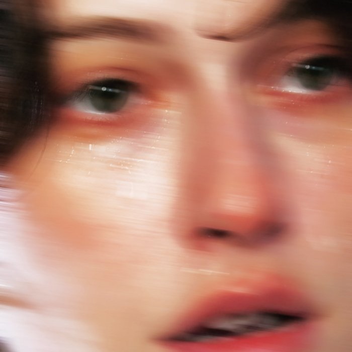Entre o blues, o trip hop e o pós-punk, King Princess faz de Girl violence uma catarse sexy e melancólica sobre amor, abuso e autodescoberta.