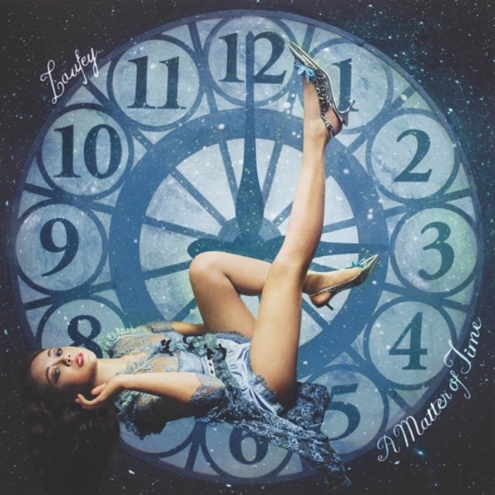 Laufey atualiza o jazz-pop com ironia e charme em A matter of time, misturando nostalgia, humor e reflexões sobre amor e autonomia feminina.