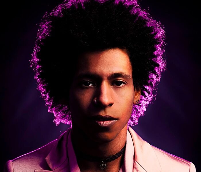 Estreia solo de Lucas Grill mistura blues, folk, pós-punk e MPB em um disco de sofrência existencial e melancolia pensante, que ele classifica como "deprê chic".