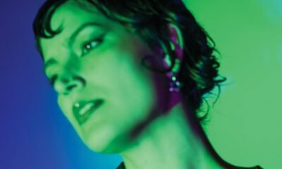 Entre o dream pop e o folk, Maura Weaver cria em Strange devotion um som delicado, melancólico e cheio de verdades emocionais.