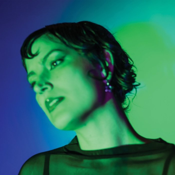 Entre o dream pop e o folk, Maura Weaver cria em Strange devotion um som delicado, melancólico e cheio de verdades emocionais.