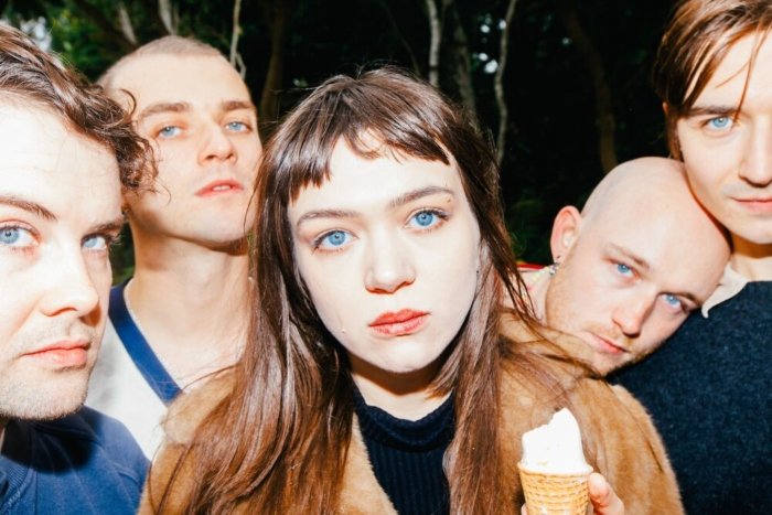 O Ain’t acaba de unir noise rock e climas herdados tanto do rock novaiorquino quanto do Midwest emo em seu novo single, Long short round. São seis minutos de vocais entre o blasé e o dramático, guitarras ruidosas, desacelerações rítmicas