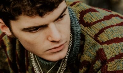 Em Lunga, Sidney Minsky Sargeant deixa o pós-punk do Working Men’s Club e investe em um folk psicodélico, lo-fi e introspectivo, entre Paul Simon e Nick Drake.