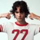 Sombr estreia no emo-pop “yearncore” com I barely know her: melodias grandiosas, drama juvenil e ecos de 1980s e emo moderno.