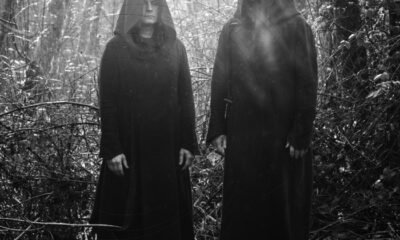 O Sunn O))) estreia na Sub Pop com o EP Eternity’s pillars b/w Raise the chalice & Reverential, três faixas longas e cerimoniais de drone e noise-rock espiritualizado.
