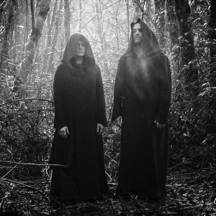 O Sunn O))) estreia na Sub Pop com o EP Eternity’s pillars b/w Raise the chalice & Reverential, três faixas longas e cerimoniais de drone e noise-rock espiritualizado.