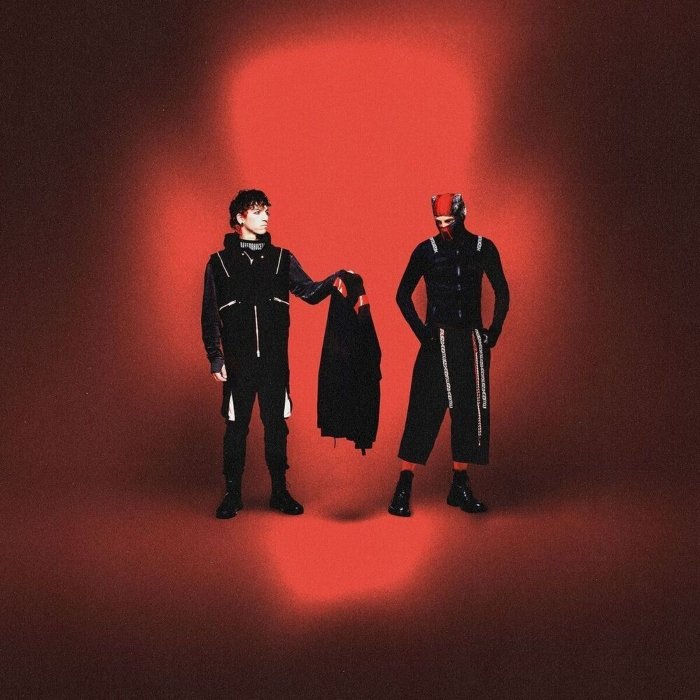 Breach mistura trap, emo, metal e pop em um universo distópico e teatral — prova de que o Twenty One Pilots ainda domina o drama pop moderno.