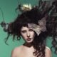 Em Sentimental palace, YMA cria um hotel onírico de sons psicodélicos, misturando dream pop, jazz e eletrônica com charme e imaginação.
