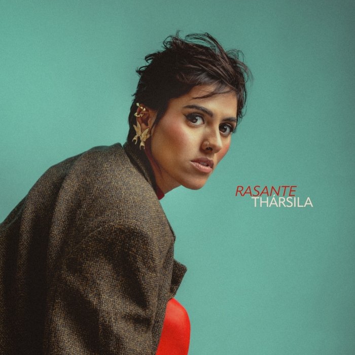 Samba, blues e ciranda em clima de live session: Thársila mistura cotidiano, melancolia e força num EP que passeia por ritmos com leveza e personalidade.