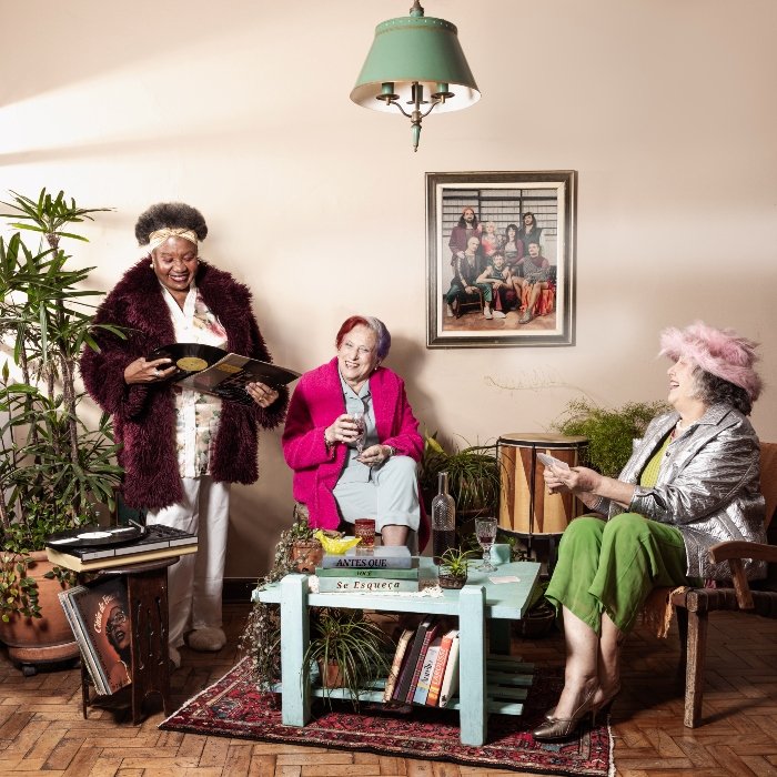 Abacaxepa mistura rock 70s, psicodelia e ritmos nordestinos em nove faixas intensas; um manifesto latino-brasileiro que pede até mais músicas.