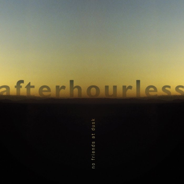 Afterhourless lança No friends at dusk, EP ruidoso e etéreo: shoegaze puro, entre My Bloody Valentine, Ride e noise pop, num cartão de visitas potente e espacial.