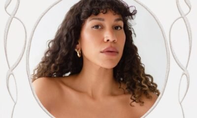 Charlotte dos Santos, cantora norueguesa com raízes brasileiras, une jazz, soul, r&b e bossa em Neve azul, disco elegante e psicodélico que flutua entre João Donato, Marcos Valle e Erykah Badu.