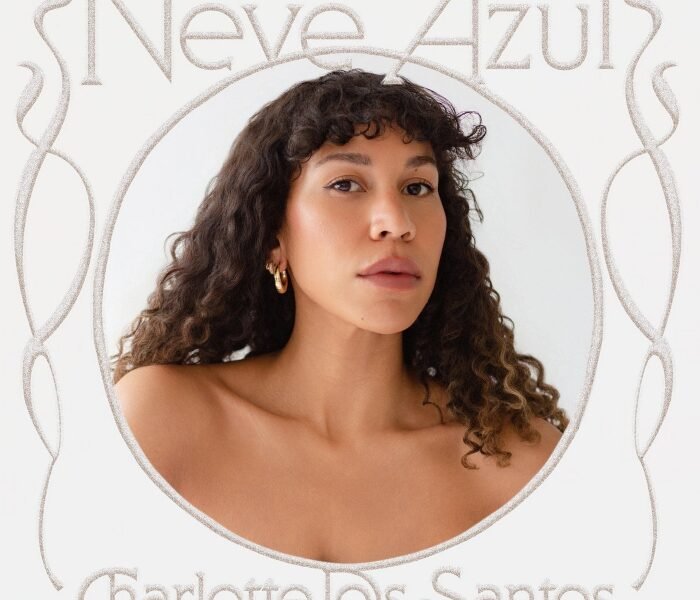 Charlotte dos Santos, cantora norueguesa com raízes brasileiras, une jazz, soul, r&b e bossa em Neve azul, disco elegante e psicodélico que flutua entre João Donato, Marcos Valle e Erykah Badu.