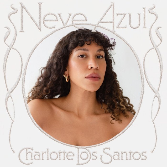 Charlotte dos Santos, cantora norueguesa com raízes brasileiras, une jazz, soul, r&b e bossa em Neve azul, disco elegante e psicodélico que flutua entre João Donato, Marcos Valle e Erykah Badu.