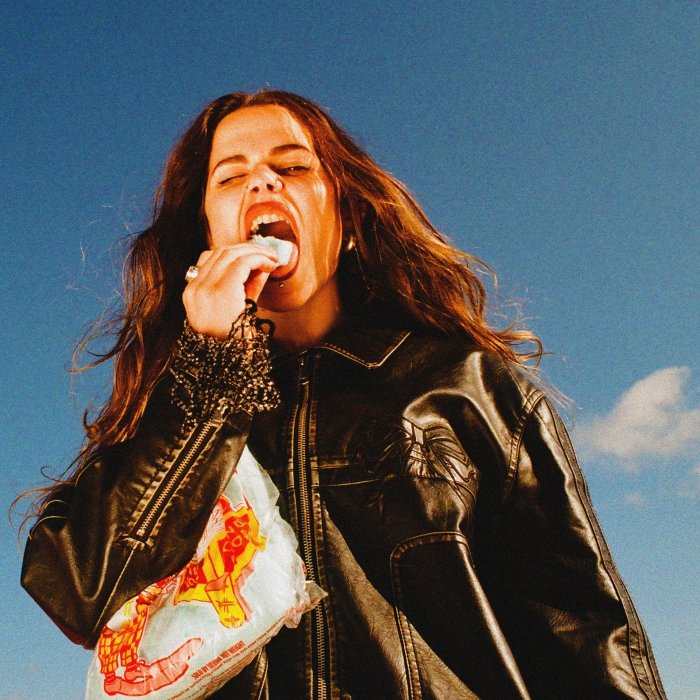 Loose tooth and a short skirt, EP de Freak Slug, funde estranhice e pop: bossa-noise, folk distorcido, rap torto e dream pop, num mix inventivo que flerta com shoegaze e trip hop.