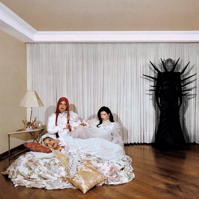 Álbum novo de Katy da Voz e As Abusadas, A visita mistura funk, punk, metal e synthpop em faixas violentas, sexuais e empoderadas, homenageando Claudia Wonder com energia feroz.