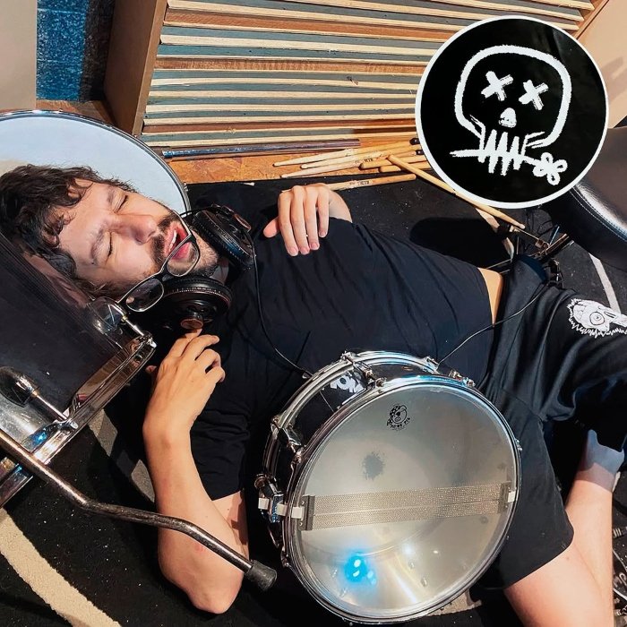 Meu Funeral volta com Empacotado, um álbum plural: punk-samba, new wave, blues, dreampunk e confissões ácidas sobre amor, velhice e caos.