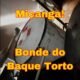 Em Bonde do baque torto, Miçanga faz rap tenso e experimental, com poemas curtos, críticas sociais e faixas ruidosas que misturam jungle, gabber e referências pop.