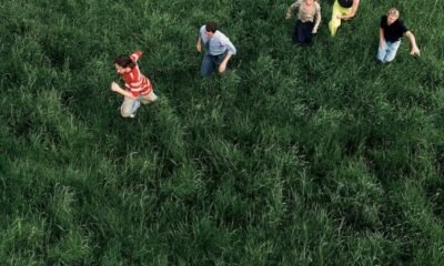 Em Loved, o Parcels refina seu sophisti-pop com vibes eletrônicas apresentando clima casual, grooves disco relaxados e vocais vintage em faixas leves e dançantes.