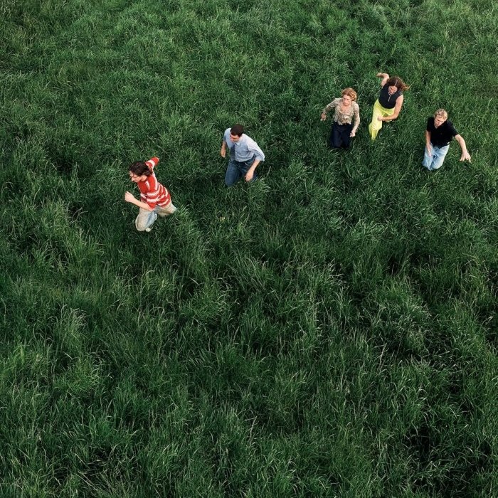 Em Loved, o Parcels refina seu sophisti-pop com vibes eletrônicas apresentando clima casual, grooves disco relaxados e vocais vintage em faixas leves e dançantes.