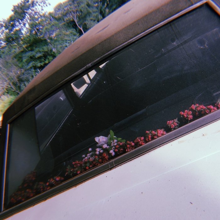 Piat Falio mistura indie, pós-punk e rock carioca com vibração bedroom; faixas cheias de energia e boas ideias mostram um projeto que pode ir longe.