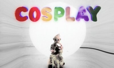 Sorry faz de Cosplay um jogo pop de citações, referências e ruídos, misturando pós-punk, baladas tensas e homenagens irônicas ao passado.