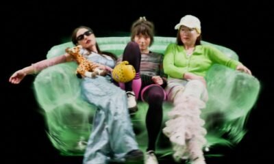 O Stealing Sheep troca o folk psicodélico por um synthpop caótico e inventivo em GLO (Girl Life Online), disco que mistura humor, política e eletrônica.