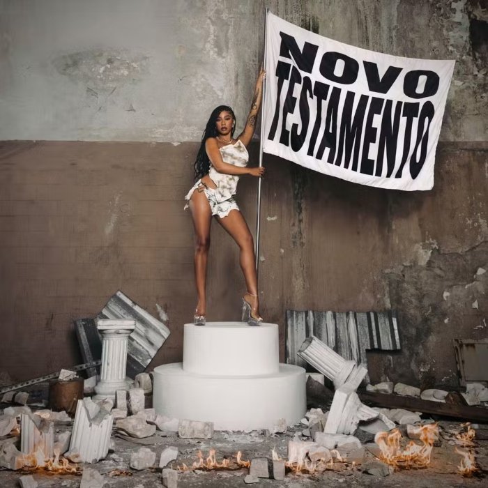 Em Novo testamento, Ajuliacosta faz um manifesto em rap e r&b: existencial, direto e vingativo, criticando machismo, mercado, fama e relações.