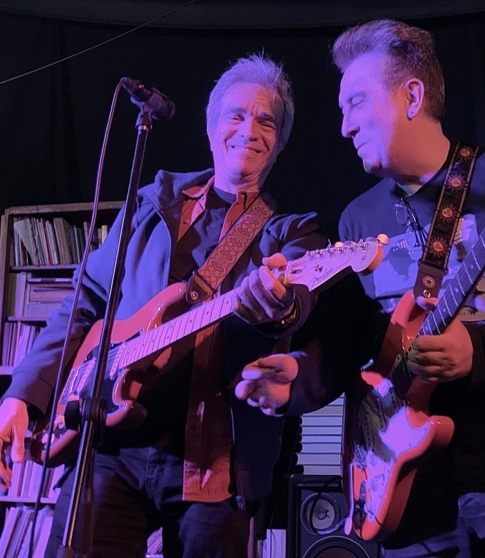 Show de Arnaldo em Portugal ao lado do músico português Jorge Vadio (dir). Foto: Gracen Hook / Divulgação