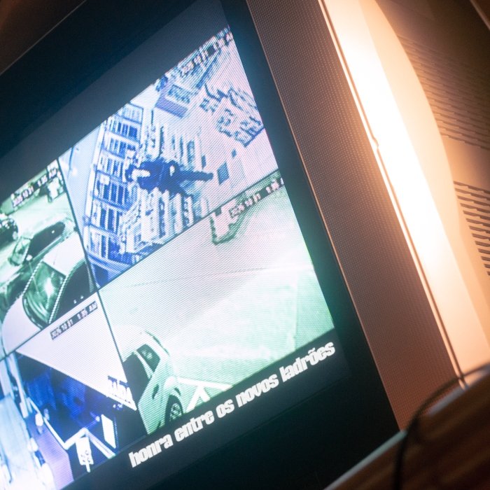 Asterisma mistura emo, shoegaze e pós-hardcore em Honra entre os novos ladrões, para falar de privilégios, rotina sufocante e dores internas.