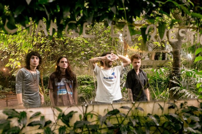 BAQUE!, “OZYMANDIAS” / “NOITES NO OCIDENTE”. Essas duas novas músicas, segundo a banda paulistana Baque!, formam “um convite para um rolê,