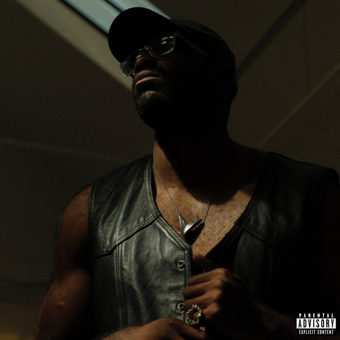 Rapper de Hull, Chiedu Oraka mistura no EP Undeniable rap britânico, crítica social e vibes de soul, house e krautrock para contar sua vivência negra e da classe trabalhadora.