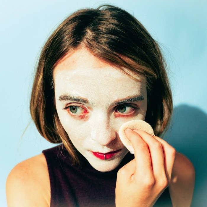 Janine estreia com Muda, EP independente de MPB experimental, hipnótica e delicada, entre psicodelia, post-rock e clima existencial nas letras.